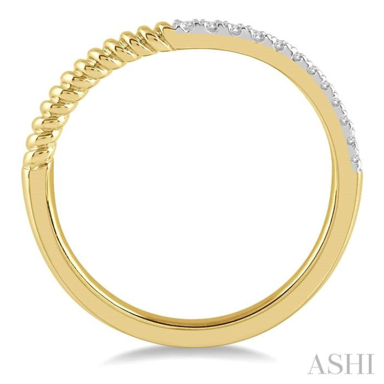 1/20 Ctw Twisted Round Cut Diamond Wedding Band in 14K Yellow Gold