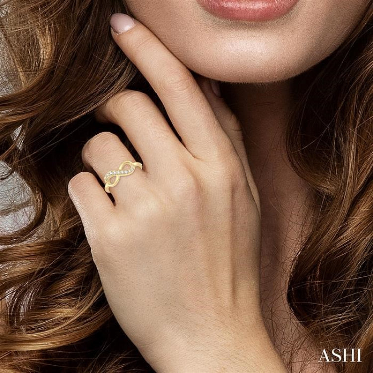 1/6 Ctw Round Cut Diamond Infinity Petite Ring in 14K Yellow Gold