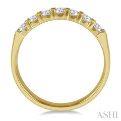 1/2 Ctw 7 Stone Round Cut Diamond Wedding Band in 14K Yellow Gold