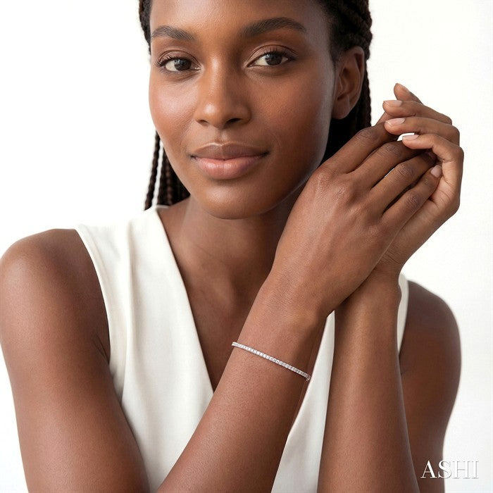 1/2 Ctw Slim Round Cut Diamond Bangle in 14K White Gold