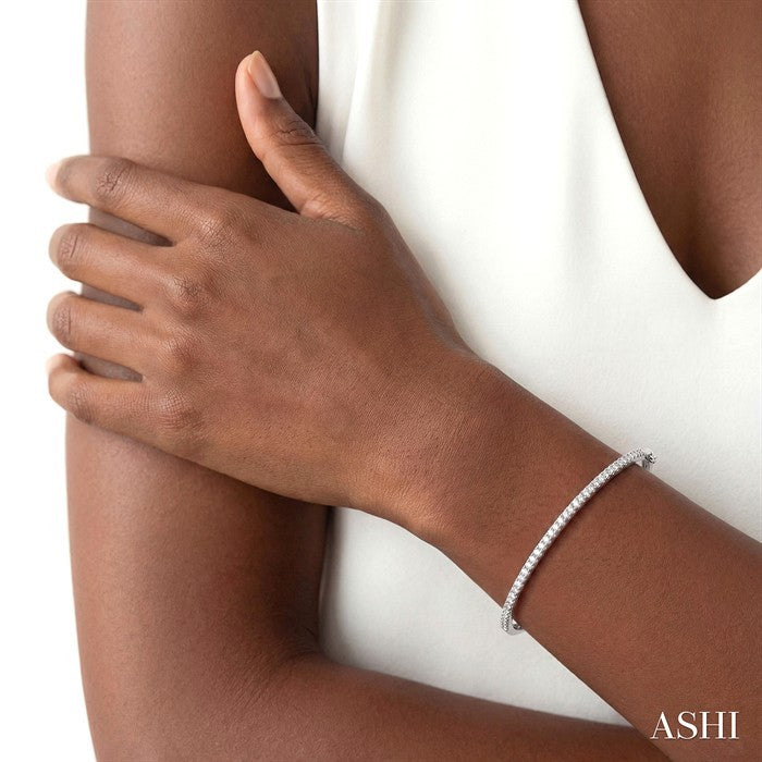 1/2 Ctw Slim Round Cut Diamond Bangle in 14K White Gold