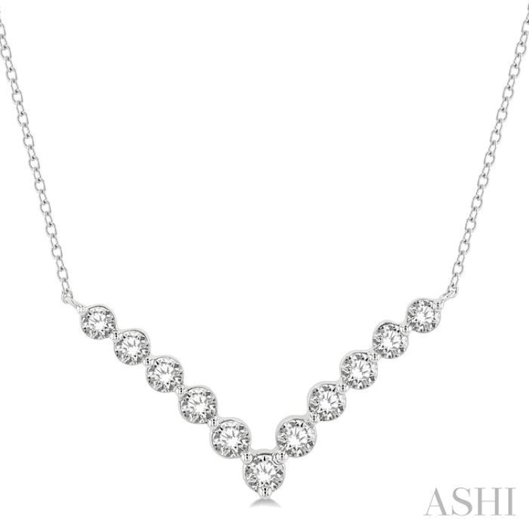 1 Ctw Chevron Round Cut Diamond Necklace in 14K White Gold