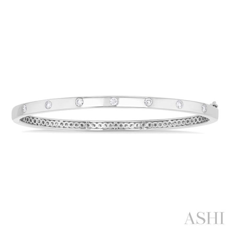 3/8 Ctw 7-Stone Round Cut Diamond Fashion Bangle in 14K White Gold